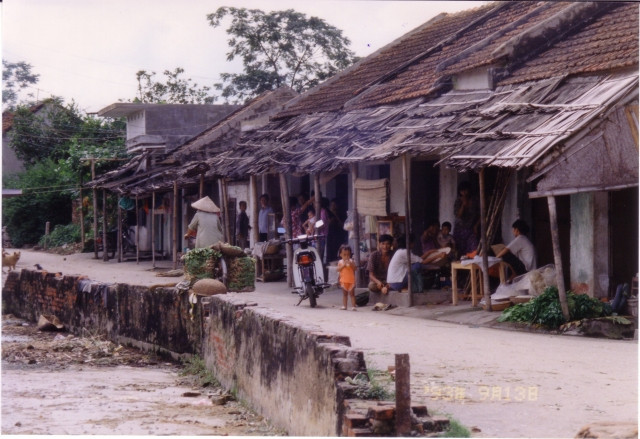 Hàng quán đơn sơ bên đường làng.
