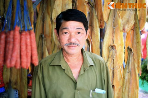 Ông Ngô Văn Khoa, người Việt gốc Campuchia, hiện là chủ quán bún Tư Xê cho biết: tất cả nguyên liệu để nấu bún num bo chóc đều được nhập từ Campuchia, trong đó các thành phần quan trọng nhất để tạo nên hương vị của món bún này là mắm bò hóc, ngải bún và trái trúc. "Dù cách chế biến có có vẻ đơn giản, nhưng để bún ngon cũng phải có những công thức gia truyền riêng", ông Khoa nói.