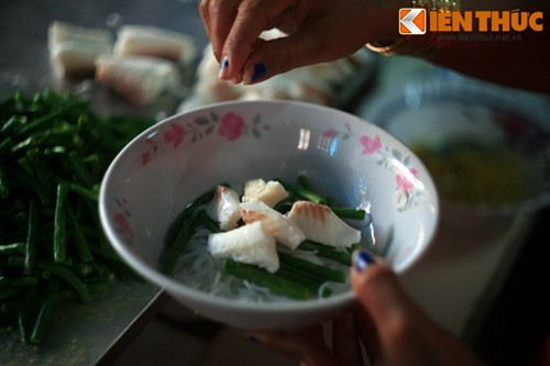 Loại thịt dùng trong bún num bo chóc là thịt cá lóc. Và phải là cá lóc sông chứ không phải cá lóc nuôi thì mới tô bún mới không bị tanh. "So với bún num bo chóc ở Campuchia, bún ở đây để miếng cá to chứ không cắt nhỏ ra cho phù hợp với cách ăn của người Việt", anh Lương Minh Trung, người Việt gốc Campuchia đã đứng bếp ở quán hơn 10 năm cho hay.