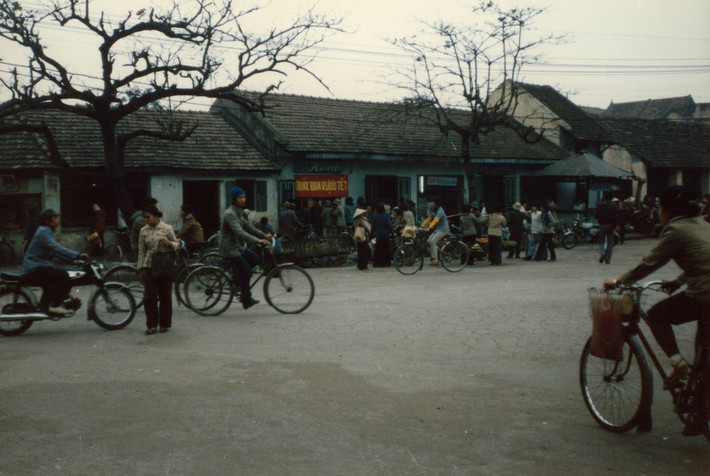 Một góc phố Hà Nội dịp giáp Tết 1986.