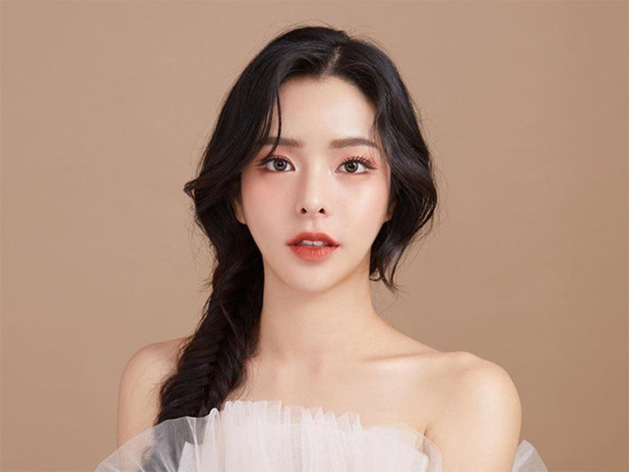Phụ nữ có tướng mặt này cực kì chăm chút cho ngoại hình, thích chạy theo thời thường, "ăn chơi không sợ tốn kém". Lấy người vợ như thế, đàn ông phải cẩn thận khi giao quyền giữ tiền cho họ nhé, có thể họ sẽ tiêu xài hết những gì bạn làm ra đó.