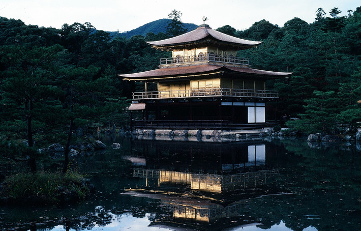 Góc nhìn gần hơn về ngôi chùa dát vàng trứ danh Kyoto.