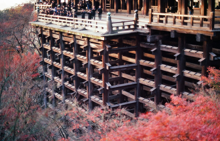 Hệ thống cột chống bằng gỗ, không dùng đến một chiếc đinh nào của đền Kiyomizu-dera.
