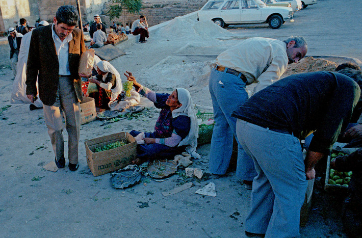 Khu chợ họp ở gần Cổng Damascus, Jerusalem năm 1979. Cổng Damascus là một trong những cổng chính của thành cổ Jerusalem. Đây là nơi bắt đầu của con đường từ Jerusalem đến Damascus thời xưa. Ảnh: Alan Denney Flickr.