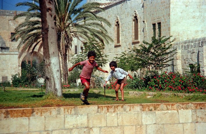 Hai đứa trẻ ở khu vực Núi Đền, thành cổ Jerusalem. Đây là một thánh địa tôn giáo của cả Do Thái giáo, Cơ Đốc giáo và Hồi giáo.