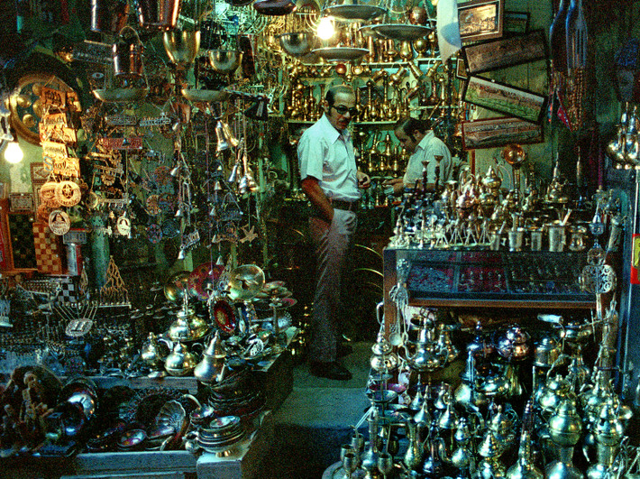Một cửa hàng bán đồ lưu niệm tại khu phố Ả Rập ở Jerusalem.