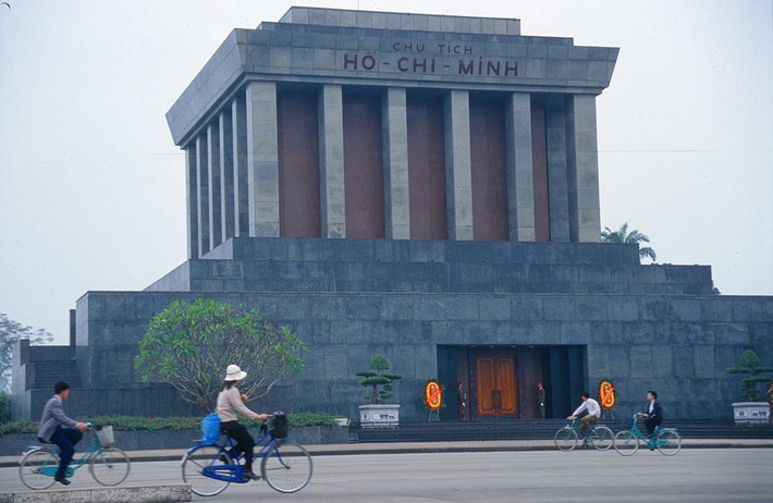 Người dân đạp xe qua Lăng Bác, cuối thập niên 1990. Ảnh: Tropicalisland.de.