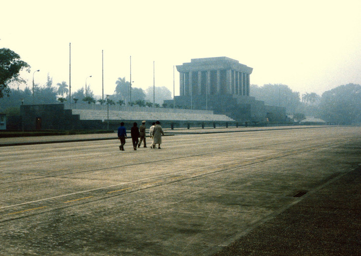 Buổi sáng sớm ở Quảng trường Ba Đình năm 1986. Ảnh: Diligam_te Flickr.