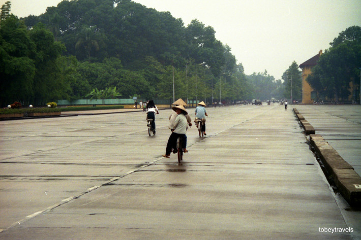 Người dân đạp xe trên đường Hùng Vương, khu vực Quảng trường Ba Đình năm 1996. Ảnh: Tobeytravels Flickr.