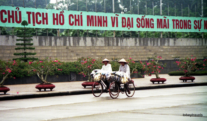 Hai người bán dép đi qua đường Hùng Vương, 1996. Ảnh: Tobeytravels Flickr.
