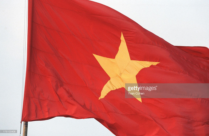 Lá quốc kỳ Việt Nam tung bay ở quảng trường Ba Đình, 1996. Ảnh: Yvan Cohen/Getty Images.