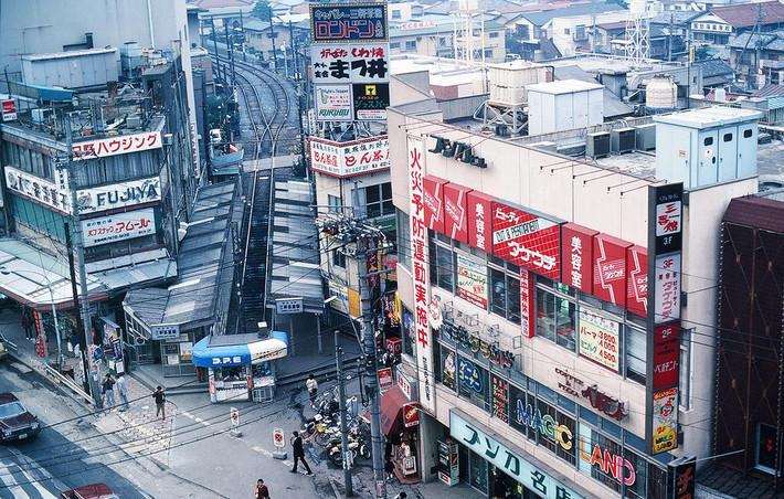 Một góc phố Tokyo năm 1980 nhìn từ trên cao.