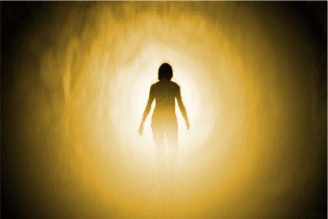1. Trải nghiệm cận tử (Near-Death Experience - NDE). Nhiều người đã chia sẻ về những trải nghiệm cận tử khi họ ở ranh giới giữa sống và chết. Những trải nghiệm này thường bao gồm cảm giác thoát khỏi cơ thể, đi qua đường hầm ánh sáng, gặp lại người thân đã qua đời và cảm giác bình an tuyệt đối. Ảnh: Pinterest.