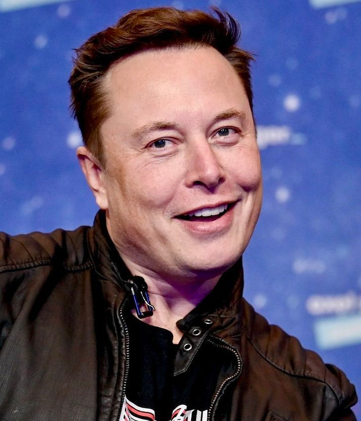 1. Nguồn gốc đa văn hóa. Elon Musk sinh ra ở Pretoria, Nam Phi, trong một gia đình có gốc gác đa dạng. Cha của ông, Errol Musk, là người Nam Phi gốc Anh, còn mẹ ông, Maye Musk, là người Canada gốc Anh và Hà Lan. Ảnh: Pinterest.
