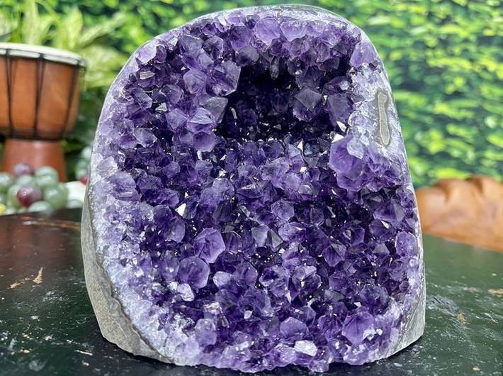 9. Phổ biến trong thời kỳ Phục Hưng. Trong thời kỳ Phục Hưng, thạch anh tím được xem là biểu tượng của sự thông thái, tri thức và thanh lọc tâm hồn, là vật phẩm mà giới thượng lưu rất ưa chuộng. Ảnh: Pinterest.