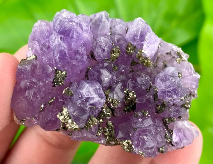 6. Đá quý của giới chức sắc tôn giáo. Trong Công giáo La Mã, thạch anh tím được sử dụng để làm nhẫn giám mục và trang trí các vật dụng nghi lễ, biểu trưng cho sự khiêm nhường và tâm linh cao cả. Ảnh: Pinterest.