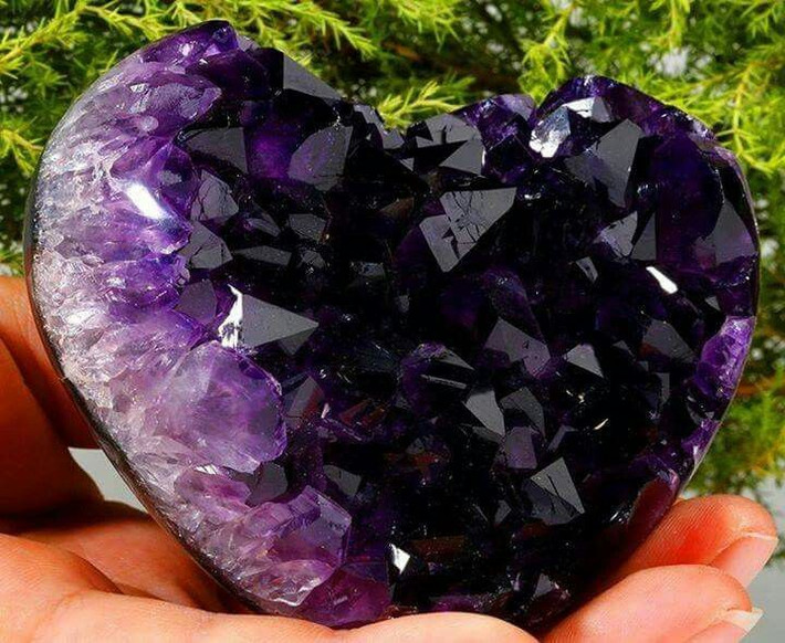 1. Nguồn gốc tên gọi. Tên "amethyst" của thạch anh tím xuất phát từ tiếng Hy Lạp amethystos, nghĩa là "không say rượu". Người Hy Lạp cổ tin rằng thạch anh tím có thể bảo vệ họ khỏi sự say xỉn. Ảnh: Pinterest.