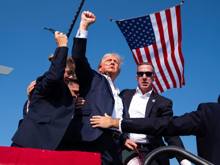 Con đường trở thành tổng thống: Không có kinh nghiệm chính trị trước đó, Trump gia nhập Đảng Cộng hòa và giành chiến thắng bất ngờ trong cuộc bầu cử năm 2016, trở thành Tổng thống thứ 45. Sau thất bại trước Joe Biden năm 2020, ông trở lại ấn tượng với chiến thắng thuyết phục trước Kamala Harris trong kỳ bầu cử Tổng thống Mỹ năm 2024. Ảnh: The New Yorker.