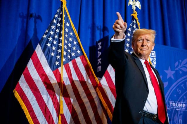 Di sản: Trong nhiệm kỳ đầu tiên, Donald Trump gây tranh cãi với chính sách đối ngoại “Nước Mỹ trên hết”, các biện pháp cứng rắn về nhập cư và cải cách thuế. Ông cũng là tổng thống đầu tiên bị luận tội hai lần. Chính quyền Trump đã để lại dấu ấn sâu đậm trong xã hội Mỹ với sự phân cực rõ rệt về quan điểm chính trị. Ảnh: BBC.