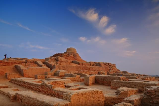 Nền văn minh Indus. Phát triển ở Ấn Độ và Pakistan ngày nay vào khoảng 2500 TCN, nền văn minh này có thành phố xây dựng quy hoạch với hệ thống thoát nước tiên tiến. Tuy nhiên, ngôn ngữ của họ vẫn chưa được giải mã, và nguyên nhân sụp đổ vẫn là bí ẩn. Ảnh: Pinterest.
