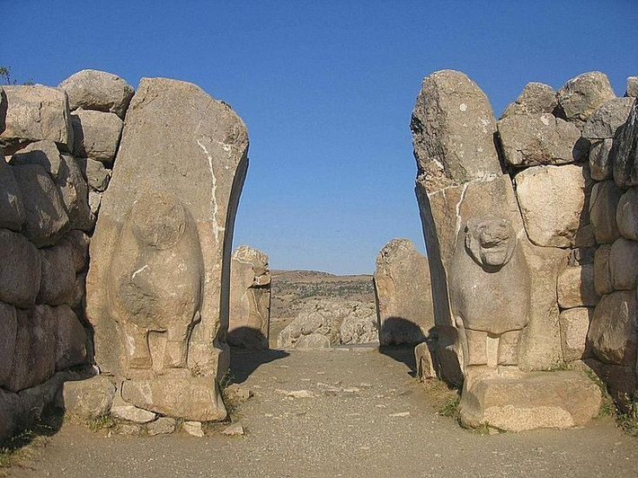 Nền văn minh Hittite. Xuất hiện ở Anatolia (Thổ Nhĩ Kỳ ngày nay) khoảng 1600 TCN, người Hittite là một trong những đế chế hùng mạnh nhất thời cổ đại, nổi tiếng với kỹ thuật luyện kim và chiến tranh xe ngựa. Sự sụp đổ của họ tới nay vẫn là một bí ẩn lịch sử. Ảnh: Pinterest.