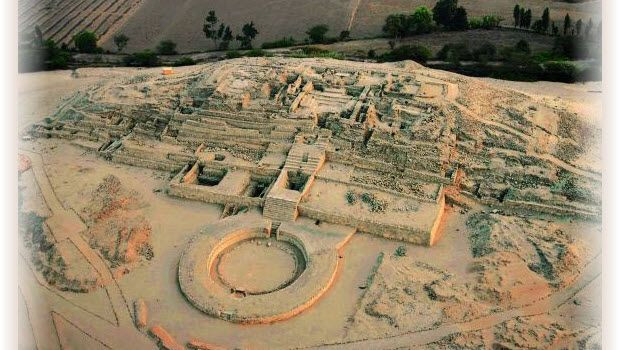 Nền văn minh Caral. Xuất hiện ở Peru khoảng 3000 TCN, Caral là một trong những nền văn minh cổ xưa nhất ở châu Mỹ. Họ xây dựng các kim tự tháp và có một nền văn hóa không chiến tranh, nhưng đến nay người ta vẫn chưa hiểu rõ lý do sụp đổ của họ. Ảnh: Pinterest.