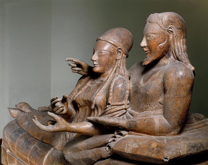 Nền văn minh Etruscan. Nền văn minh Etruscan phát triển ở Ý trước khi Đế chế La Mã ra đời, khoảng 800 TCN. Họ có một nền văn hóa phong phú và đóng góp lớn cho La Mã cổ đại, nhưng ngôn ngữ và nhiều khía cạnh của cuộc sống của họ vẫn là bí ẩn. Ảnh: Pinterest.
