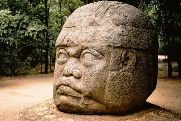 Nền văn minh Olmec. Là một trong những nền văn minh đầu tiên ở Trung Mỹ, Olmec xuất hiện khoảng 1500 TCN. Họ để lại những tượng đầu đá khổng lồ bí ẩn và là nền tảng văn hóa của các nền văn minh Maya và Aztec sau này. Ảnh: Pinterest.