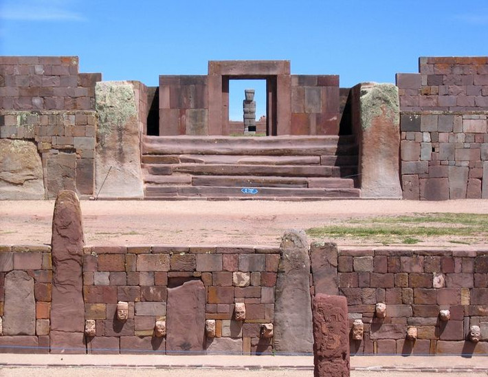 Nền văn minh Tiwanaku. Phát triển ở vùng cao nguyên Bolivia từ khoảng 500 đến 1.000 SCN, người Tiwanaku có kiến trúc đá đồ sộ và hệ thống kênh thủy lợi tiên tiến. Nhưng vì lý do chưa rõ, nền văn minh này đã biến mất một cách bí ẩn. Ảnh: Pinterest.