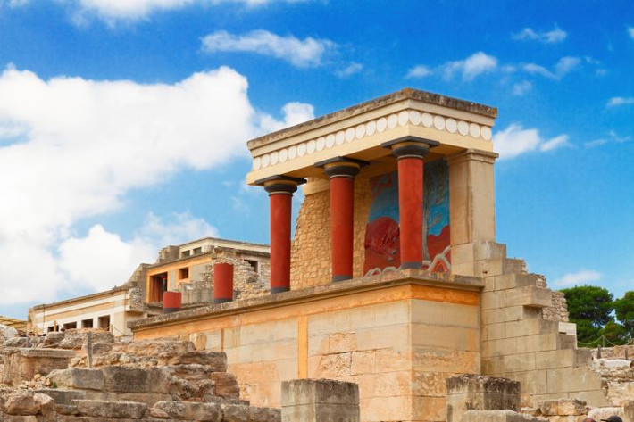 Nền văn minh Minoan. Minoan là một nền văn minh hưng thịnh ở đảo Crete vào khoảng 3000 TCN, nổi tiếng với cung điện Knossos và hệ thống thương mại rộng lớn. Trận động đất và sự phun trào của núi lửa Thera được cho là có thể đã góp phần vào sự sụp đổ của họ. Ảnh: Pinterest.
