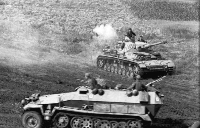 10. Sự thất bại về chiến lược của Hitler. Hitler trì hoãn chiến dịch nhiều lần để chờ xe tăng Panther và pháo tự hành Ferdinand, tạo điều kiện cho Liên Xô củng cố phòng tuyến. Sai lầm chiến lược này khiến Đức mất cơ hội gây bất ngờ. Ảnh: Pinterest.