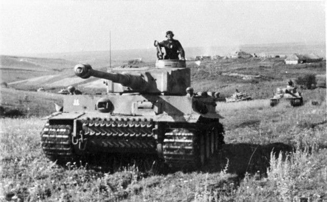 5. Trận Prokhorovka: Biểu tượng của Kursk. Trận đánh tại Prokhorovka, ngày 12/7/1943, là một trong những trận chiến xe tăng khốc liệt nhất, với hàng trăm xe tăng T-34 của Liên Xô đối đầu với các xe tăng hạng nặng Tiger và Panther của Đức. Ảnh: Pinterest.
