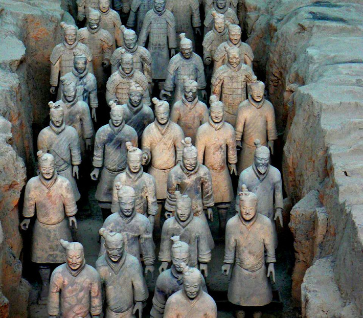 8. Bức tượng có màu sắc nguyên bản. Ban đầu, đội quân đất nung được sơn màu sắc tươi sáng. Tuy nhiên, khi khai quật, lớp màu bị phai nhạt do tiếp xúc với không khí và độ ẩm, chỉ còn lại màu đất nung như chúng ta thấy ngày nay. Ảnh: Pinterest.