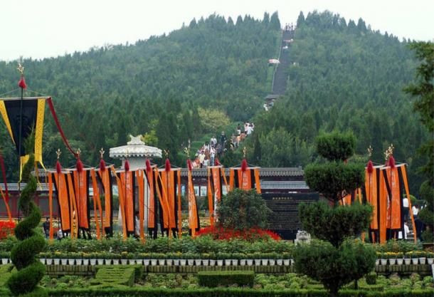  1. Quy mô khổng lồ. Lăng mộ Tần Thủy Hoàng rộng khoảng 56 km², lớn hơn cả thành phố cổ La Mã. Khu lăng mộ bao gồm hàng trăm khu vực phụ cận chứa các hiện vật và bức tượng khác nhau. Ảnh: Pinterest.
