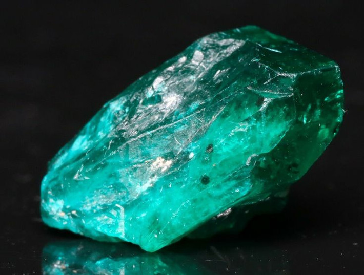 1. Tên gọi "Emerald" bắt nguồn từ tiếng Hy Lạp. Từ " emerald" xuất phát từ từ Hy Lạp cổ "smaragdus", nghĩa là "viên đá xanh". Điều này phản ánh sự ngưỡng mộ dành cho màu sắc độc đáo của nó. Ảnh: Pinterest.