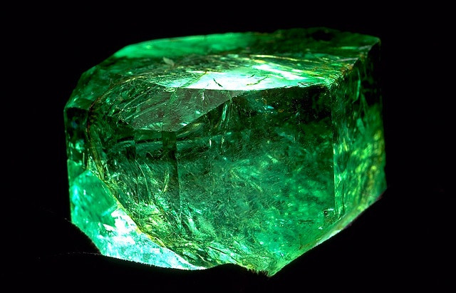 8. Đá quý của tháng 5. Trong chiêm tinh học phương Tây, ngọc lục bảo là đá quý biểu tượng cho tháng 5 và được liên kết với cung hoàng đạo Kim Ngưu (Taurus). Nó tượng trưng cho sự sinh sôi, tình yêu, và tái sinh. Ảnh: Pinterest.