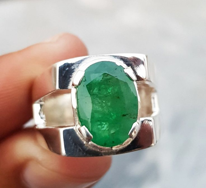 11. Ẩn chứa "vườn nội tại". Hầu hết ngọc lục bảo tự nhiên đều có các tạp chất bên trong, được gọi là "jardin" (vườn), vì chúng giống như những khu vườn nhỏ nằm trong viên đá. Đây là dấu hiệu của ngọc tự nhiên và giúp phân biệt với ngọc tổng hợp. Ảnh: Pinterest.