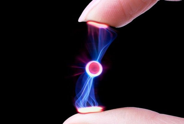 3. Cấu tạo từ các hạt tích điện. Plasma được tạo thành từ các hạt mang điện như ion và electron, làm cho nó dẫn điện và có khả năng phát sáng khi gặp từ trường hoặc các dòng điện. Ảnh: Pinterest.