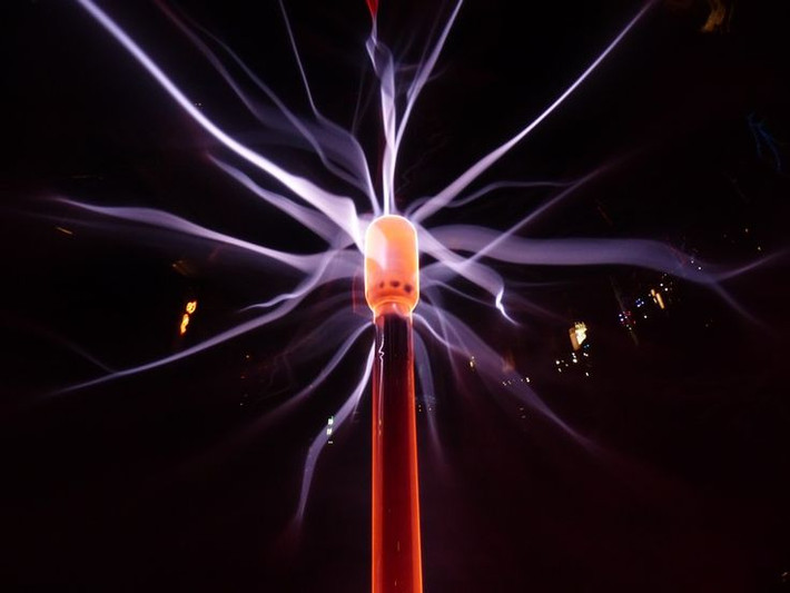 15. Ứng dụng trong công nghệ. Plasma không chỉ có trong tự nhiên mà còn được ứng dụng trong đời sống con người, như trong công nghệ cắt plasma, TV plasma và trong các thí nghiệm phản ứng nhiệt hạch để tạo ra năng lượng sạch. Ảnh: Pinterest.
