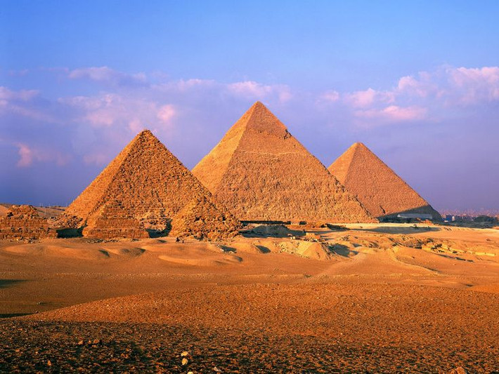Lăng mộ của các vị thần. Theo giả thuyết này, các pharaoh là những “vị thần” hay bán thần với quyền lực siêu nhiên. Kim tự tháp không chỉ là lăng mộ mà còn là nơi chôn cất dành cho các vị thần Ai Cập, được cho là sẽ trở lại vào một thời điểm nào đó trong tương lai. Ảnh: Pinterest.