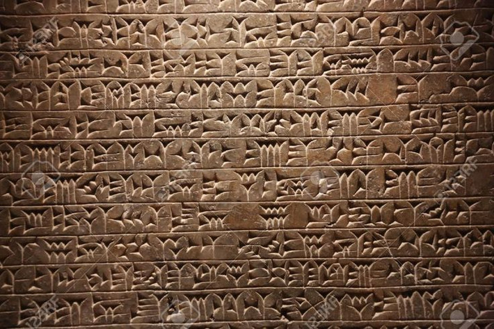 1. Nền văn minh đầu tiên phát minh chữ viết. Người Sumer phát minh ra hệ thống chữ hình nêm (cuneiform) khoảng năm 3100 TCN, đánh dấu bước ngoặt trong lịch sử truyền đạt và lưu trữ thông tin của nhân loại. Ảnh: Pinterest.