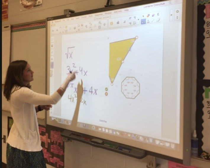 10. Bảng tương tác thông minh (Interactive Whiteboard). Thiết bị này kết nối trực tiếp với máy tính hoặc thiết bị di động, cho phép giáo viên viết, vẽ, và hiển thị nội dung trên màn hình kỹ thuật số thay cho bảng viết. Ảnh: Pinterest.