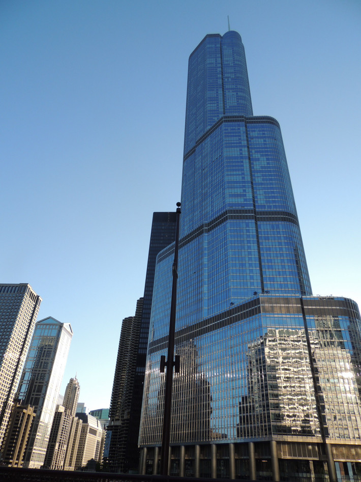 13. Đế chế bất động sản Trump: Donald Trump đã thành công với nhiều dự án lớn như Trump Tower ở Manhattan, đồng thời mở rộng thương hiệu Trump qua các lĩnh vực khách sạn, sân golf và thương hiệu bản quyền. Ảnh: Pinterest.