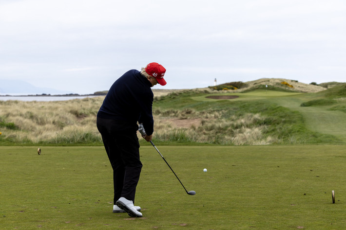 15. Di sản kết hợp: Gia tộc Trump là sự kết hợp giữa gốc gác Đức và Scotland, tạo nên một gia đình với nền tảng văn hóa đa dạng. Donald Trump thường nhấn mạnh niềm tự hào với cả hai nguồn gốc này, đặc biệt là khi ông có một sân golf tại Scotland và thường đến đây thăm quê mẹ. Ảnh: Newsweek.