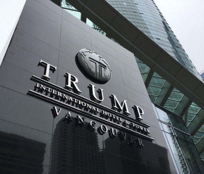 2. Họ ban đầu của gia đình: Ban đầu, họ của gia đình Trump là “Drumpf”. Tuy nhiên, qua các thế hệ, tên này được đơn giản hóa thành "Trump". Ảnh: urbanYVR.