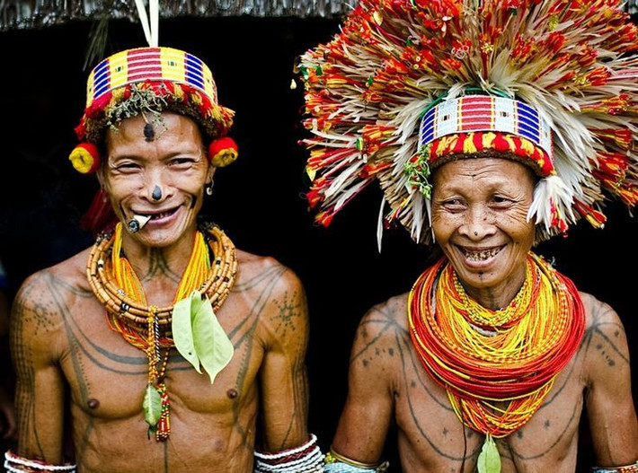 Bộ tộc Mentawai (Indonesia) - Xăm mình và mài răng. Người Mentawai xăm mình để tôn vinh thiên nhiên và biểu hiện cá tính. Họ cũng mài nhọn răng vì tin rằng nó làm cho họ đẹp và quyến rũ hơn. Ảnh: Pinterest.