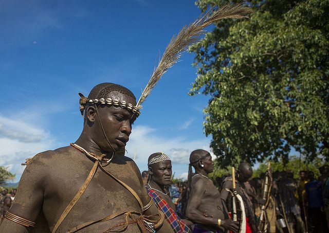 Bộ tộc Bodi (Ethiopia) - Cuộc thi tăng cân. Nam giới Bodi uống hỗn hợp máu và sữa bò để tăng cân trong một cuộc thi đặc biệt, người có thân hình mập mạp nhất sẽ được tôn vinh là người đàn ông mạnh mẽ nhất. Ảnh: Pinterest.