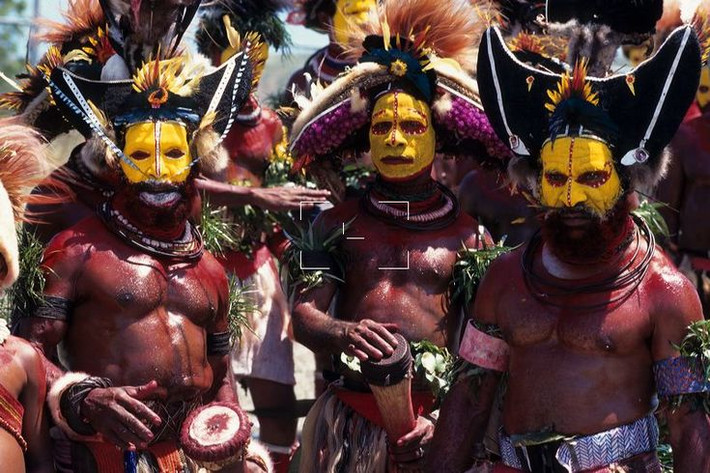 Bộ tộc Huli (Papua New Guinea) - Tóc giả làm từ tóc thật. Người Huli nổi tiếng với những bộ tóc giả làm từ tóc thật của chính họ. Họ nuôi tóc dài, sau đó cắt đi để làm tóc giả và đeo trong các dịp lễ hội và nghi thức quan trọng. Ảnh: Pinterest.