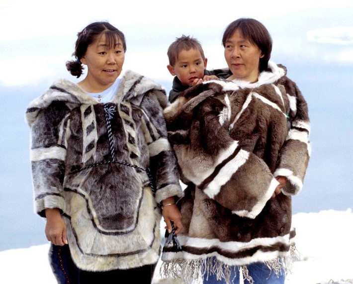 Bộ tộc Inuit (Bắc Cực) – Chạm mũi. Bộ tộc Inuit có phong tục chạm mũi để thể hiện tình cảm thay vì hôn môi. Điều này không chỉ là cử chỉ thân thiện mà còn để giữ ấm mũi trong điều kiện băng giá. Ảnh: Pinterest.
