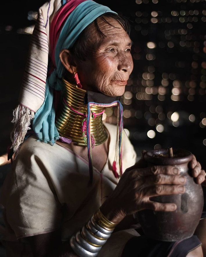 Bộ tộc Kayan (Myanmar) - Đeo vòng cổ làm dài cổ. Phụ nữ Kayan bắt đầu đeo những chiếc vòng cổ từ khi còn nhỏ, và số lượng vòng sẽ tăng lên theo thời gian, làm cho cổ của họ dài ra. Đây là biểu tượng của vẻ đẹp và địa vị trong bộ tộc. Ảnh: Pinterest.